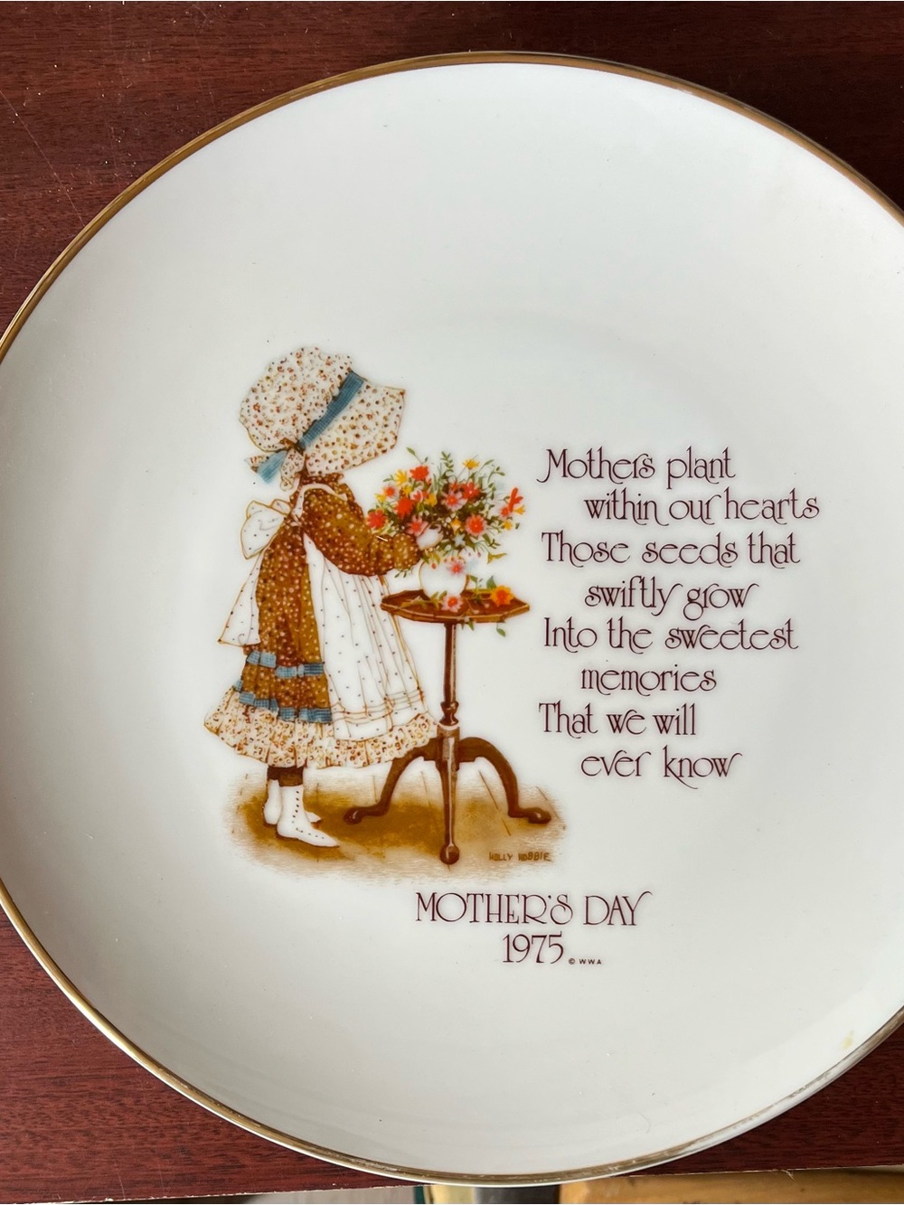 Mother's Day 1975 Decorative Plate - Vintage Floral Illustration, White & Gold